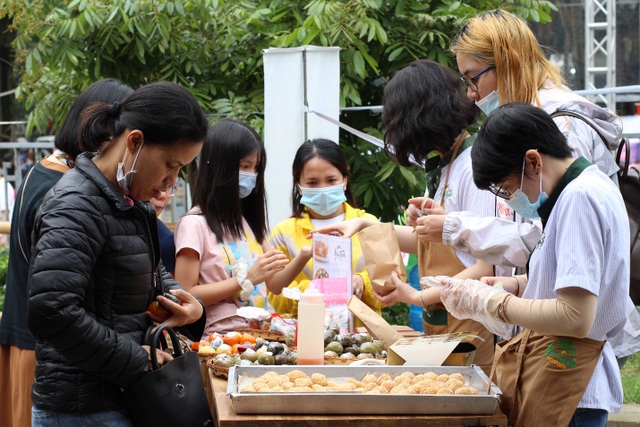 Cuối tuần, người dân đổ về phố đi bộ trải nghiệm tour ẩm thực Hà Nội - 8 Cuối tuần, người dân đổ về phố đi bộ trải nghiệm tour ẩm thực Hà Nội - 8