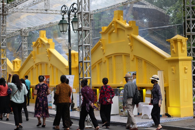 Cuối tuần, người dân đổ về phố đi bộ trải nghiệm tour ẩm thực Hà Nội - 10 Cuối tuần, người dân đổ về phố đi bộ trải nghiệm tour ẩm thực Hà Nội - 10