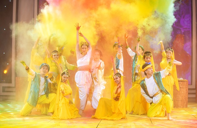 Diệp Bảo Ngọc mang lễ hội sắc màu Holi lên sân khấu - 5