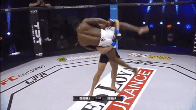 Võ sĩ tung ra đòn knock-out hung bạo, đối thủ rơi vào hôn mê - 1 Võ sĩ tung ra đòn knock-out hung bạo, đối thủ rơi vào hôn mê - 1