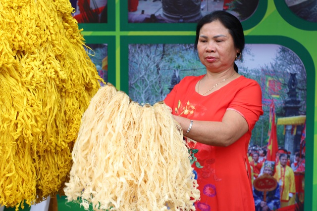 Nghệ nhân kéo thanh tre thành bông hoa ở phố đi bộ Hà Nội - 4 Nghệ nhân kéo thanh tre thành bông hoa ở phố đi bộ Hà Nội - 4