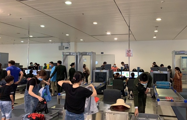 Sân bay Tân Sơn Nhất, ngày cao điểm 631 chuyến bay, gần 100.000 hành khách - 7 Sân bay Tân Sơn Nhất, ngày cao điểm 631 chuyến bay, gần 100.000 hành khách - 7