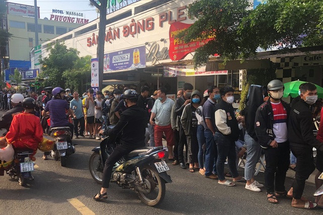 Sốt vé cực độ ở sân Pleiku trước trận HA Gia Lai - CLB Hà Nội - 7 Sốt vé cực độ ở sân Pleiku trước trận HA Gia Lai - CLB Hà Nội - 7