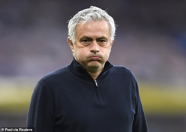 HLV Mourinho bị sa thải: Đáng thương hay đáng trách? - 4