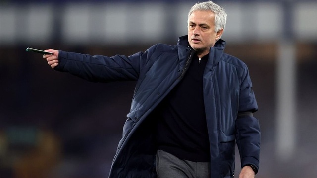 HLV Mourinho bị sa thải: Đáng thương hay đáng trách? - 1