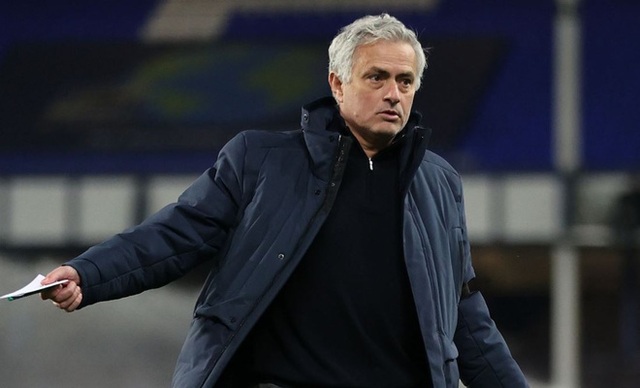 HLV Mourinho bị sa thải: Đáng thương hay đáng trách? - 2