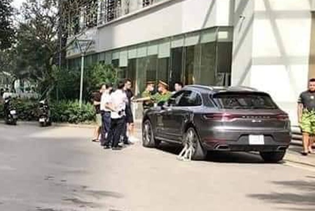 Hai xe sang Porsche Macan trùng biển số, chạm mặt tại Hà Nội - 2 Hai xe sang Porsche Macan trùng biển số, chạm mặt tại Hà Nội - 2