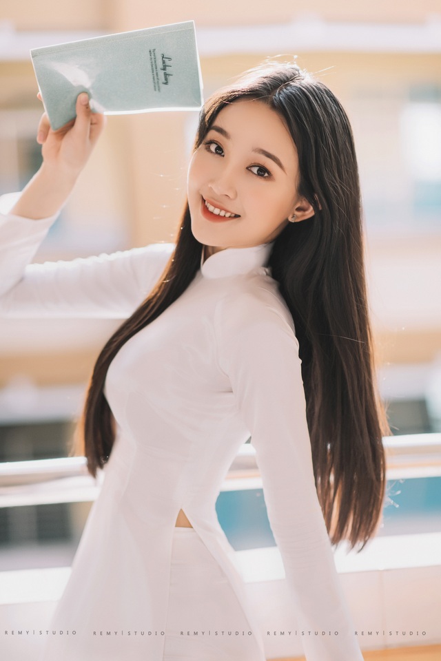 Nữ sinh sở hữu vẻ đẹp ngọt như kẹo trong bộ ảnh áo dài trắng - 5 Nữ sinh sở hữu vẻ đẹp ngọt như kẹo trong bộ ảnh áo dài trắng - 5
