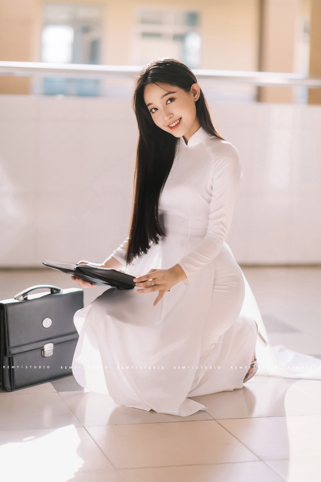 Nữ sinh sở hữu vẻ đẹp ngọt như kẹo trong bộ ảnh áo dài trắng - 6 Nữ sinh sở hữu vẻ đẹp ngọt như kẹo trong bộ ảnh áo dài trắng - 6