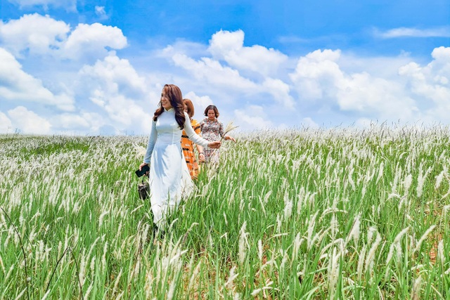 Young girl HMong blooming beautifully on the hillside with the white picturesque Dak Nong - 3