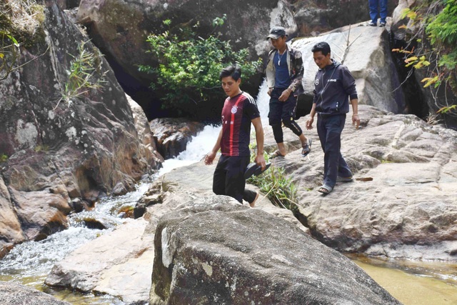 Be mesmerized by the beauty of the De Kon waterfall, located near Mang Yang heaven gate - 3