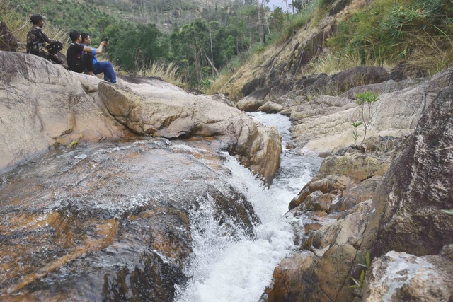 Be mesmerized by the beauty of the De Kon Waterfall, located near Mang Yang - 2 heaven gate