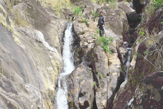 Be mesmerized by the beauty of the De Kon Waterfall, located near Mang Yang Heaven Gate - 1