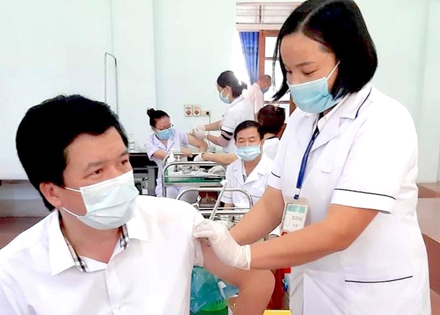 Đến tối 20/4, địa điểm tiêm vắc xin Bệnh viện đa khoa Khu vực Tây Nam (huyện miền núi Con Cuông, Nghệ An) đã có 232 người được tiêm chủng.