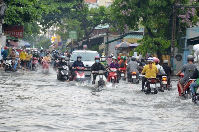 TPHCM sắp đón nhiều đợt mưa lớn, người dân cẩn thận khi ra đường - 1