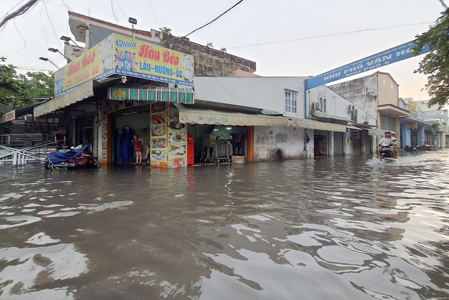 TPHCM sắp đón nhiều đợt mưa lớn, người dân cẩn thận khi ra đường - 3