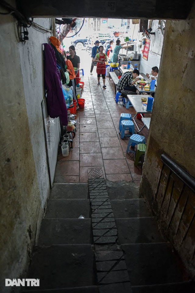 Bun cha restaurant hides at the foot of the stairs in the dormitory area, one day selling 600 items - 1
