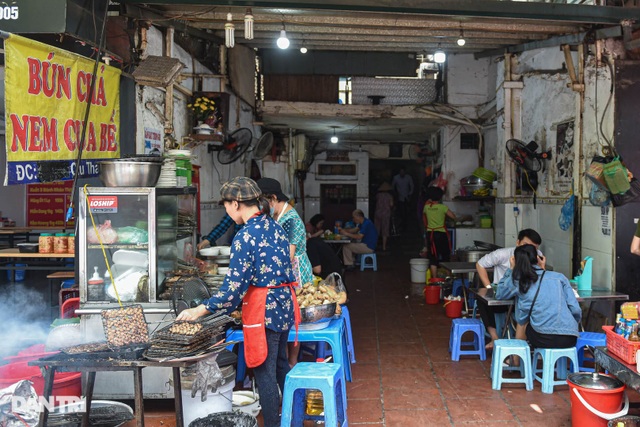 Bun cha restaurant hides at the foot of the staircase of the dormitory area, one day selling 600 items - 2