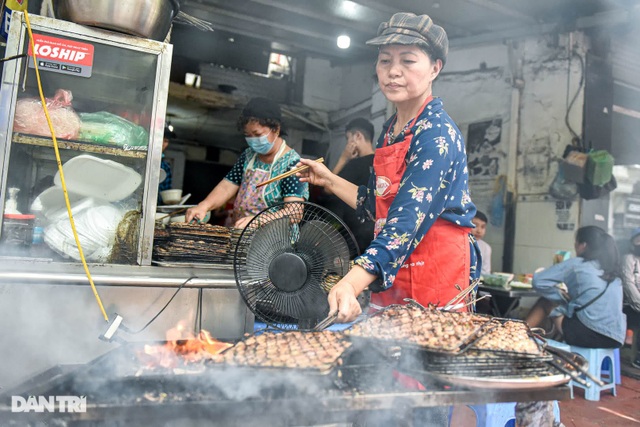 Bun cha restaurant hides at the foot of the staircase of the dormitory area, selling 600 - 5 days a day