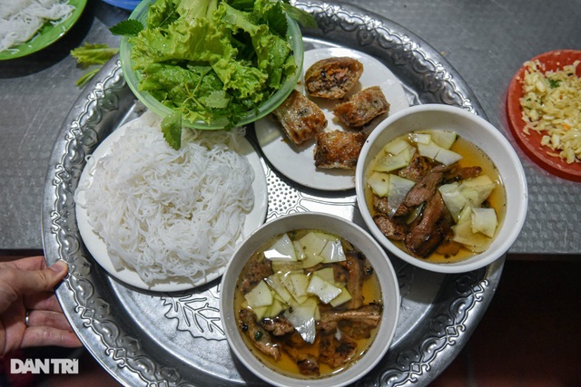 Bun cha restaurant hides at the foot of the staircase of the dormitory area, selling 600 - 8 one day