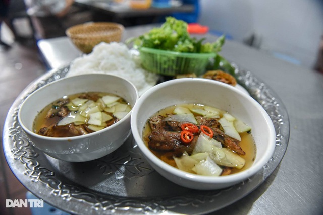 Bun cha restaurant hides at the foot of the stairs in the dormitory area, one day selling 600 - 9