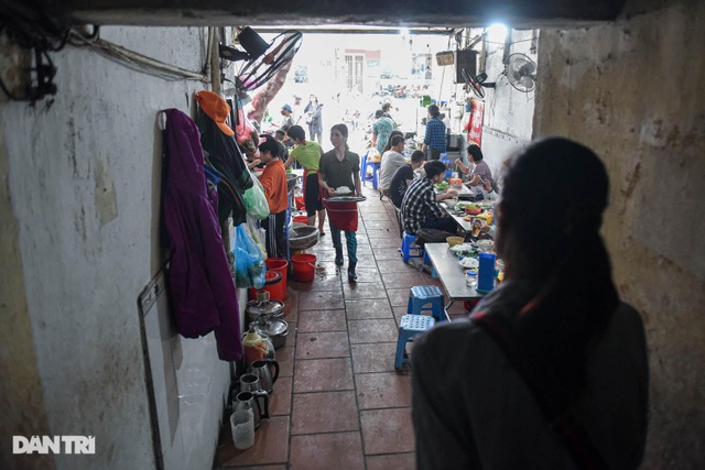 Bun cha restaurant is located at the foot of the stairs in the dormitory area, selling 600 - 11 one-day