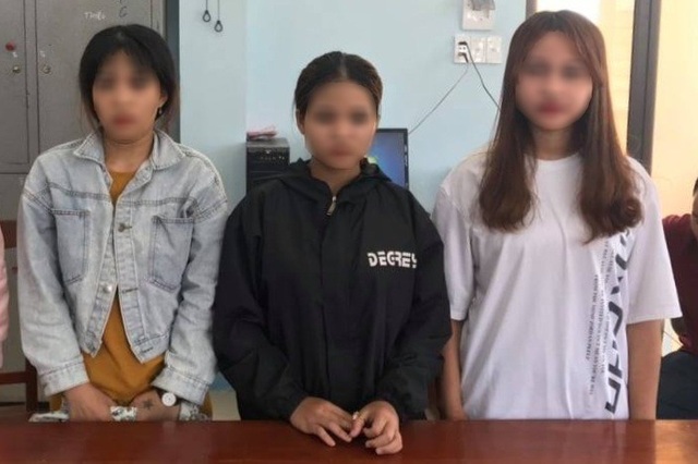 Chuyện của 2 thiếu nữ rời làng xuống phố, bị tra tấn ép làm tay vịn - 3 Chuyện của 2 thiếu nữ rời làng xuống phố, bị tra tấn ép làm tay vịn - 3
