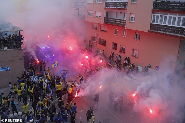 Real Madrid bị cổ động viên Cadiz tấn công trong ngày lên ngôi đầu La Liga - 2 Real Madrid bị cổ động viên Cadiz tấn công trong ngày lên ngôi đầu La Liga - 2