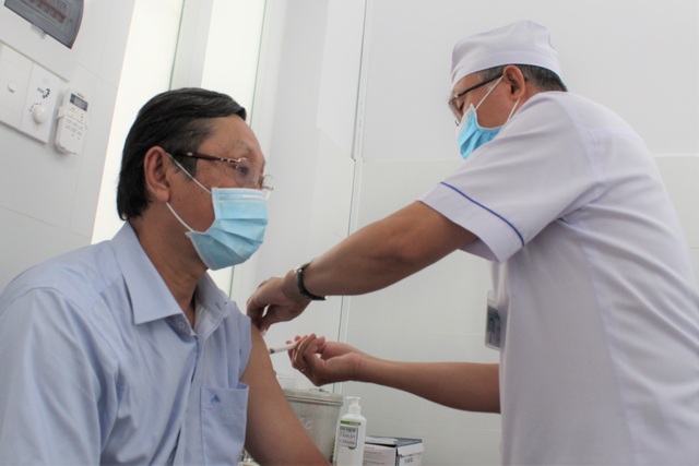 Mũi tiêm vắc xin phòng Covid-19 đầu tiên cho lực lượng y tế Bạc Liêu - 1 Mũi tiêm vắc xin phòng Covid-19 đầu tiên cho lực lượng y tế Bạc Liêu - 1