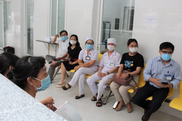 Mũi tiêm vắc xin phòng Covid-19 đầu tiên cho lực lượng y tế Bạc Liêu - 7 Mũi tiêm vắc xin phòng Covid-19 đầu tiên cho lực lượng y tế Bạc Liêu - 7