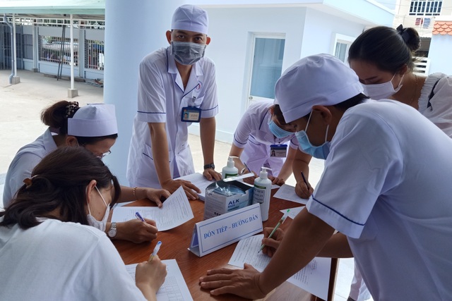 Mũi tiêm vắc xin phòng Covid-19 đầu tiên cho lực lượng y tế Bạc Liêu - 2 Mũi tiêm vắc xin phòng Covid-19 đầu tiên cho lực lượng y tế Bạc Liêu - 2
