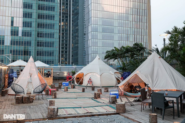 Người Hà Nội chi tiền triệu cắm trại trên nóc tòa nhà cao tầng - 1