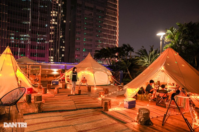 Hanoians spend millions on camping on top of high-rise buildings - 11