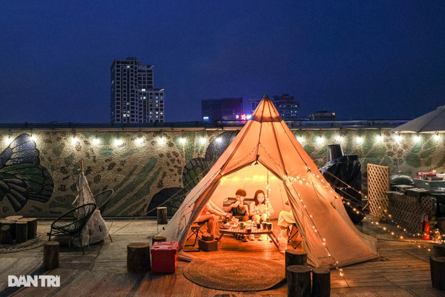 Hanoians spend millions on camping on top of high-rise buildings - 9