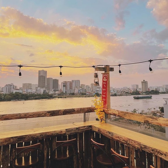 Pocket a series of rooftop cafes to watch the romantic sunset in Saigon - 8