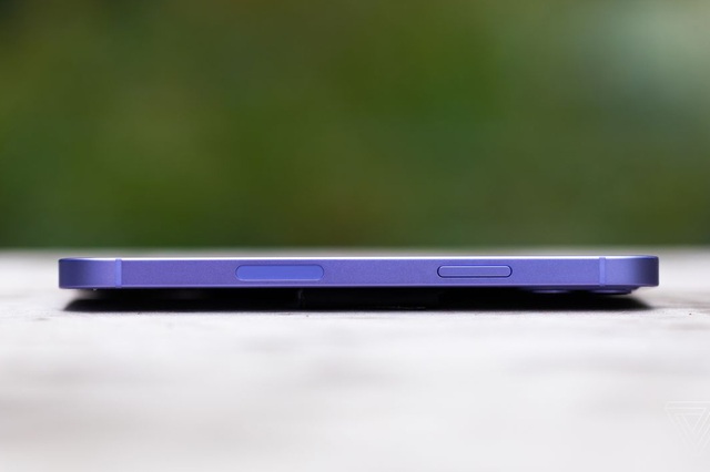 Cận cảnh chiếc iPhone 12 màu tím mà Apple vừa ra mắt
