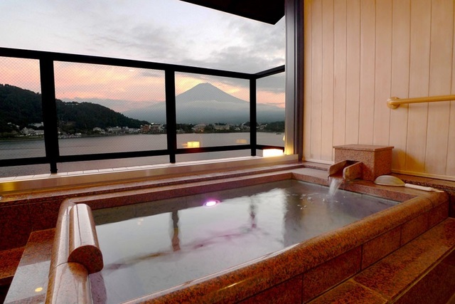 Tắm khoáng nóng ngắm núi Phú Sĩ tại làng onsen nổi tiếng nhất Nhật Bản - 4