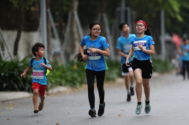 Những chân chạy nhí ở Ecopark Marathon 2021 - 2