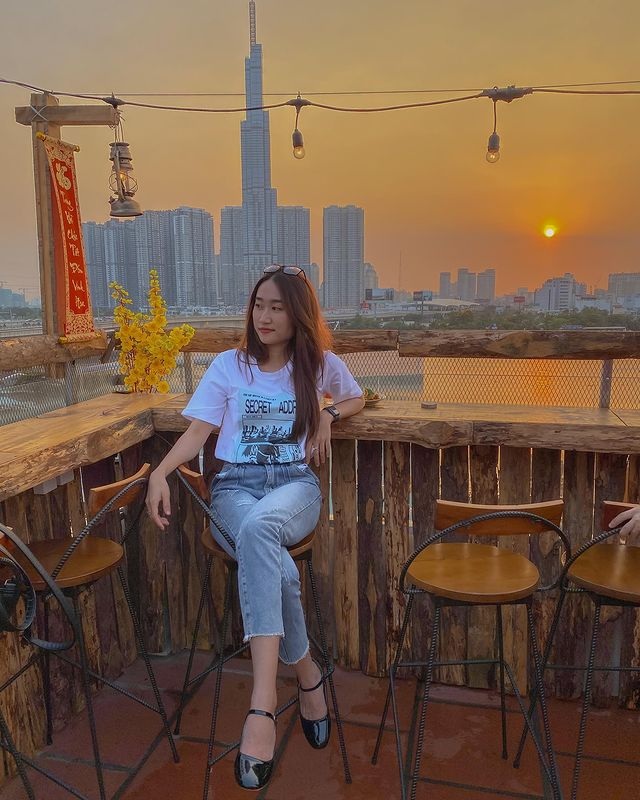 Pocket a series of rooftop cafes to watch the romantic sunset in Saigon - 9