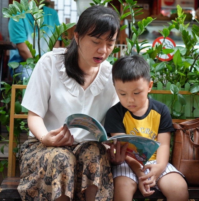 Những đứa trẻ thời công nghệ và thói quen đọc sách: Cha mẹ nên làm gương - 3