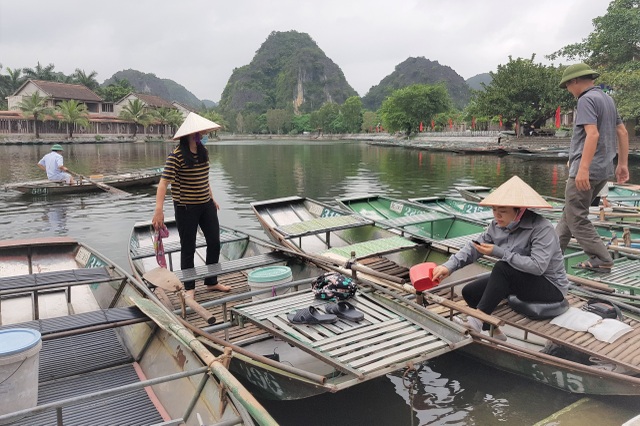 Ninh Bình: Nghề chèo đò khóc ròng, chờ cả tháng kiếm được… 150.000 đồng - 5 Ninh Bình: Nghề chèo đò khóc ròng, chờ cả tháng kiếm được… 150.000 đồng - 5