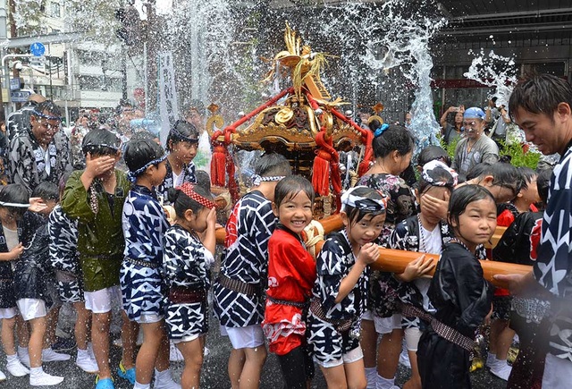 Lễ hội té nước lớn nhất Nhật Bản thu hút nửa triệu người xem mỗi năm - 3 Lễ hội té nước lớn nhất Nhật Bản thu hút nửa triệu người xem mỗi năm - 3