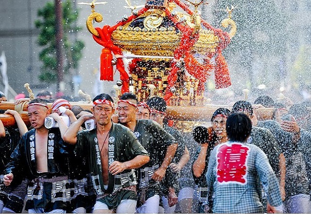 Lễ hội té nước lớn nhất Nhật Bản thu hút nửa triệu người xem mỗi năm - 1 Lễ hội té nước lớn nhất Nhật Bản thu hút nửa triệu người xem mỗi năm - 1