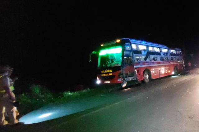 Xe khách giường nằm đấu đầu xe tải, gần 10 người bị thương - 1 Xe khách giường nằm đấu đầu xe tải, gần 10 người bị thương - 1