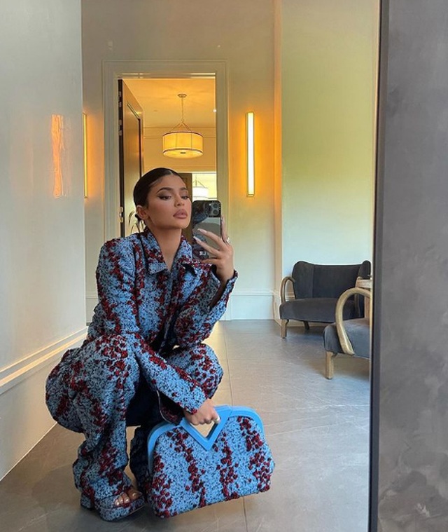 Kylie Jenner mặc áo thủng lỗ chỗ, khoe ngực căng đầy