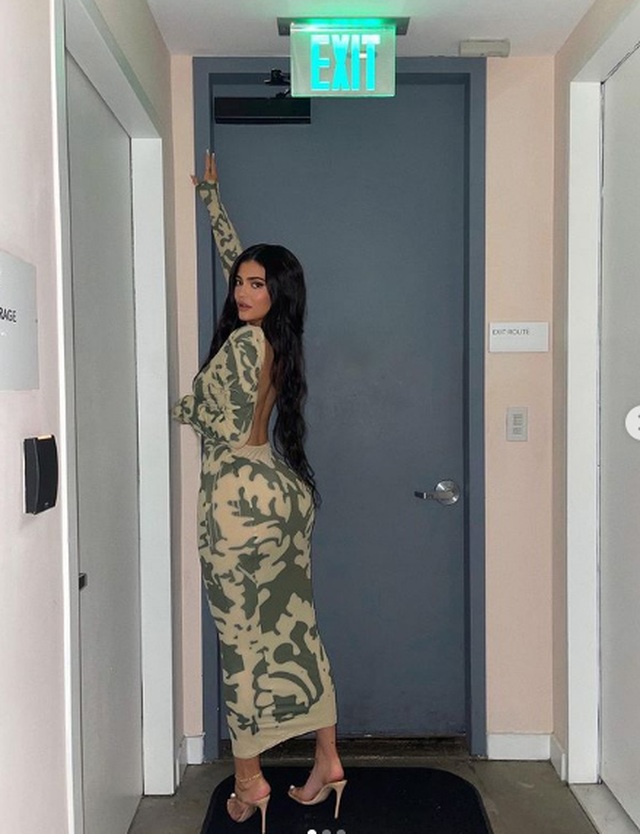 Kylie Jenner mặc áo thủng lỗ chỗ, khoe ngực căng đầy - 5