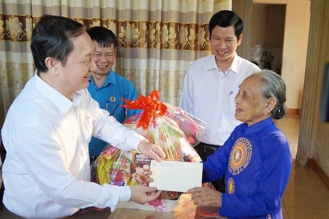 Quảng Bình: Thăm, tặng quà Bà mẹ Việt Nam anh hùng - 1