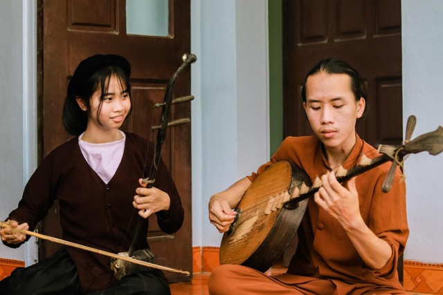 Chàng trai 10X đam mê hát Xẩm trên quê hương nghệ nhân Hà Thị Cầu - 4 Chàng trai 10X đam mê hát Xẩm trên quê hương nghệ nhân Hà Thị Cầu - 4