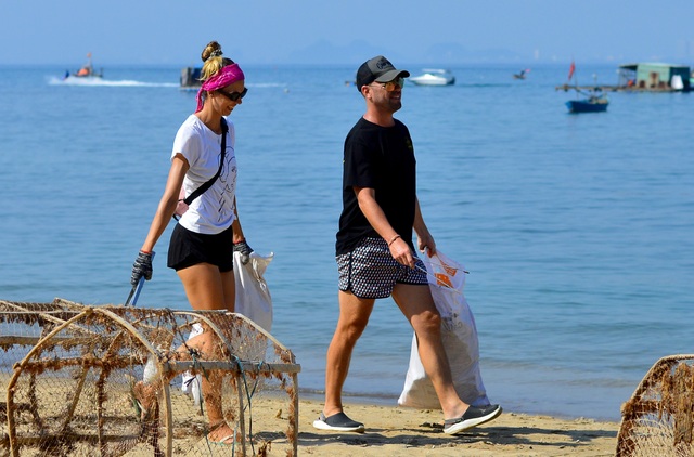 Người nước ngoài dọn rác trên bãi biển Đà Nẵng - 3