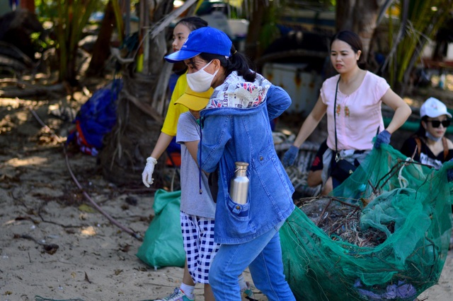 Người nước ngoài dọn rác trên bãi biển Đà Nẵng - 2